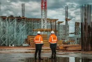 operai che guardano un cantiere