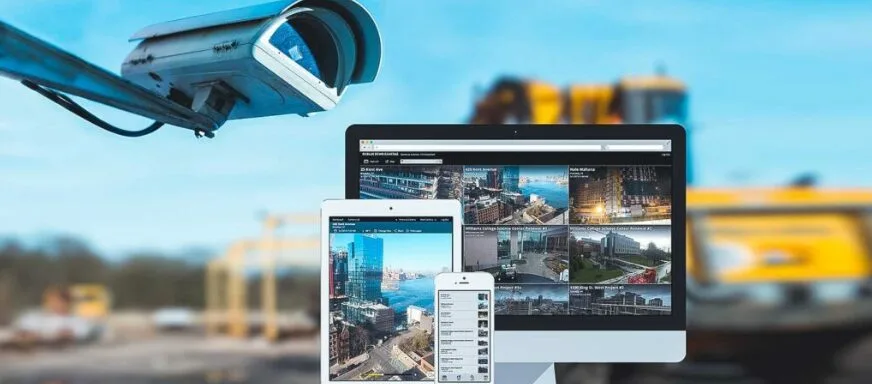 immagine con una telecamera, un tablet e un pc