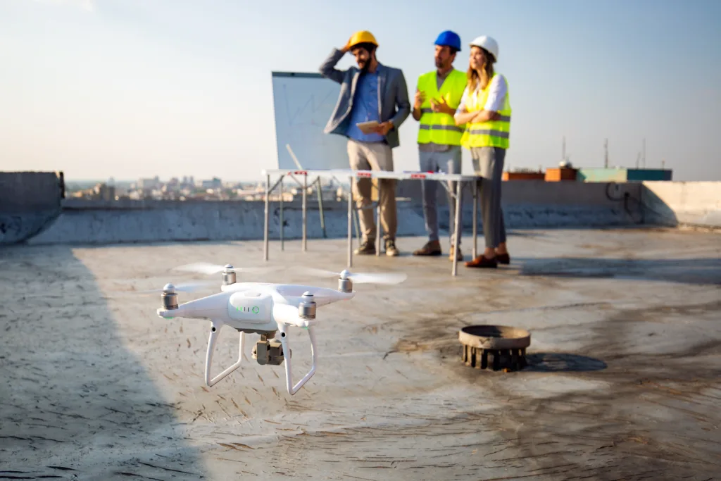 operai in cantiere che utilizzano un drone