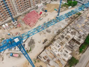 immagine dall'alto di un cantiere con una gru in primo piano