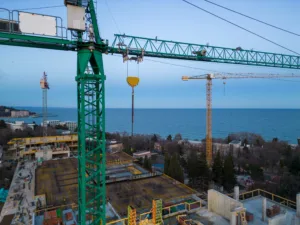 immagine di una gru verde in cantiere