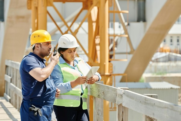 Persone in cantiere che monitorano i lavori