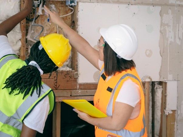 due signore in cantiere che controllano la linea elettrica