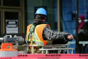 uomo imbragato per lavori di cantiere