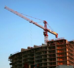 gru operante interna ad un cantiere