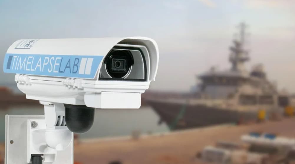 timelapsecamera di timelapse lab. sullo sfondo una nave, un cantiere navale